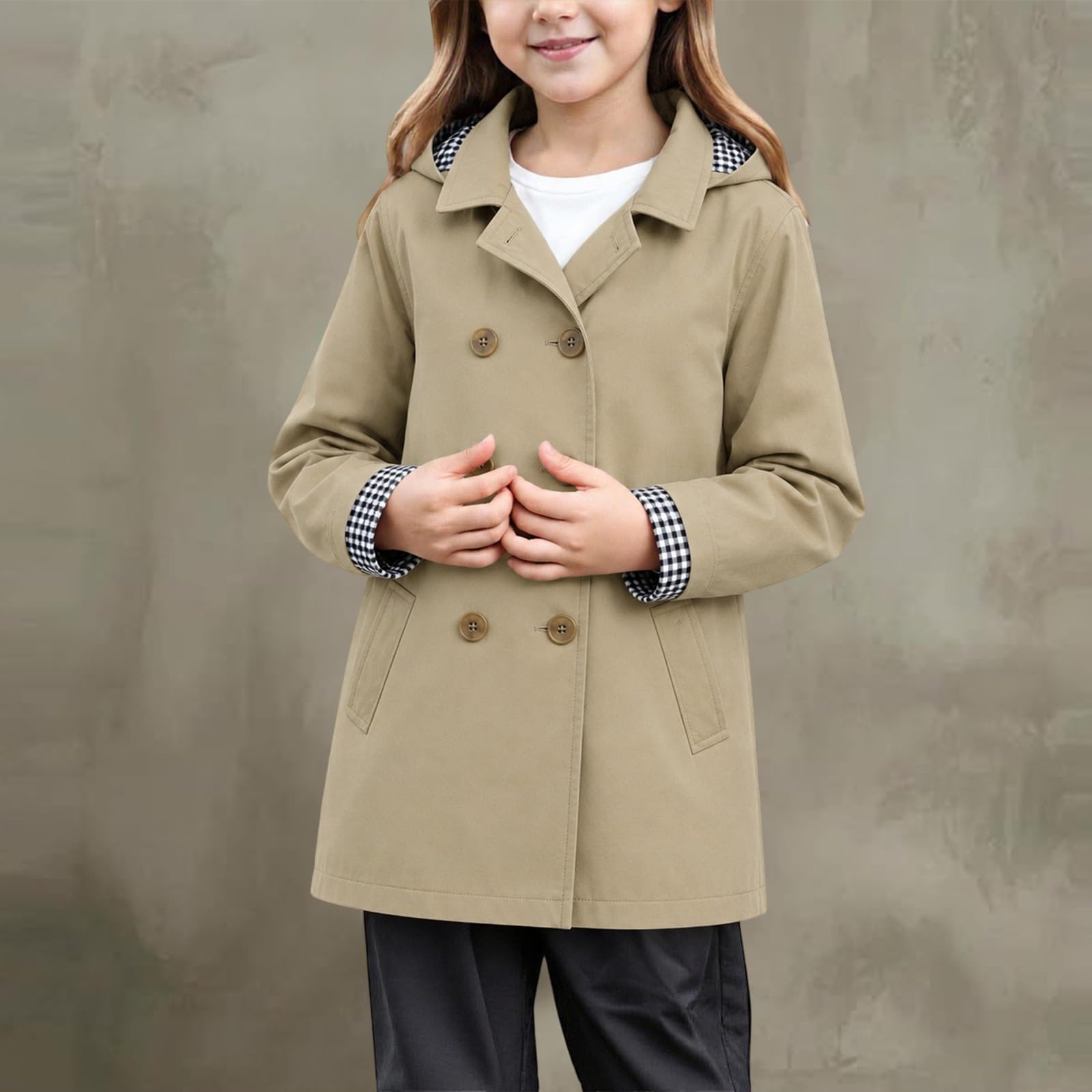 Cappotto britannico senza tempo per bambine delle elementari – Un capospalla classico per avventure quotidiane all'insegna del gioco.