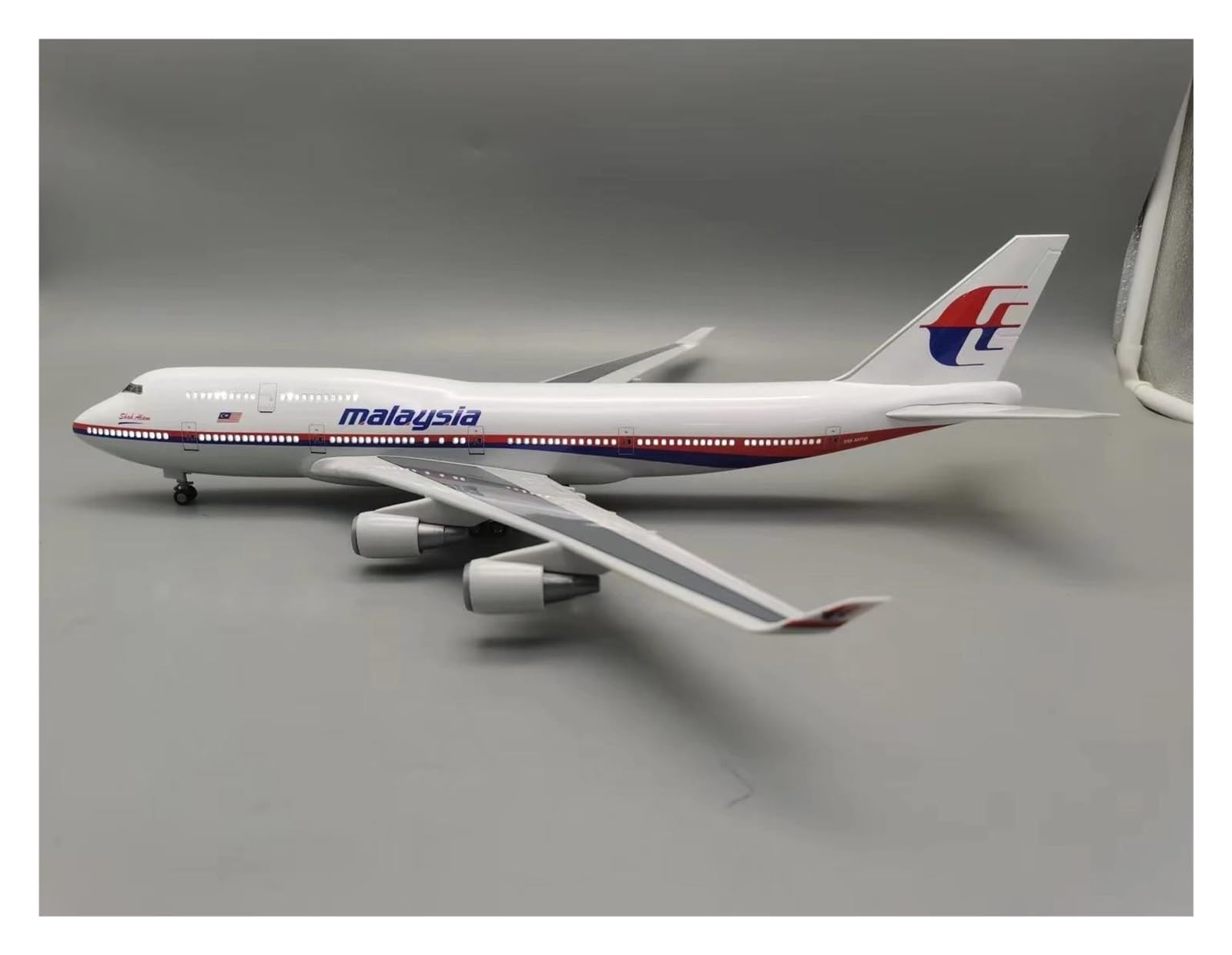 Odlewane zabawki samolotowe w skali 1/150 dla malezji 747 modele samolotów żywica odlewany model samolotu maszyna zbierana lotnictwo wystrój domu samolot do zbierania i wyświetlania (ze światłem)