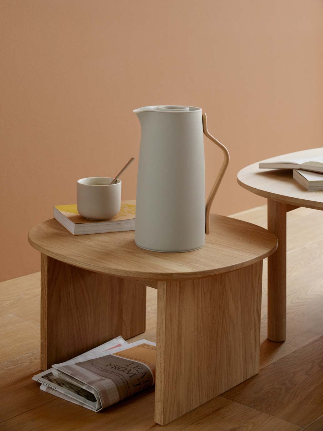 Stelton Emma termos do kawy ze stali nierdzewnej, z podwójnymi ściankami, izolowany – termos/dzbanek do kawy z uchwytem z drewna bukowego, pokrywka Easy-Click – 1,2 litra, miękki piasek