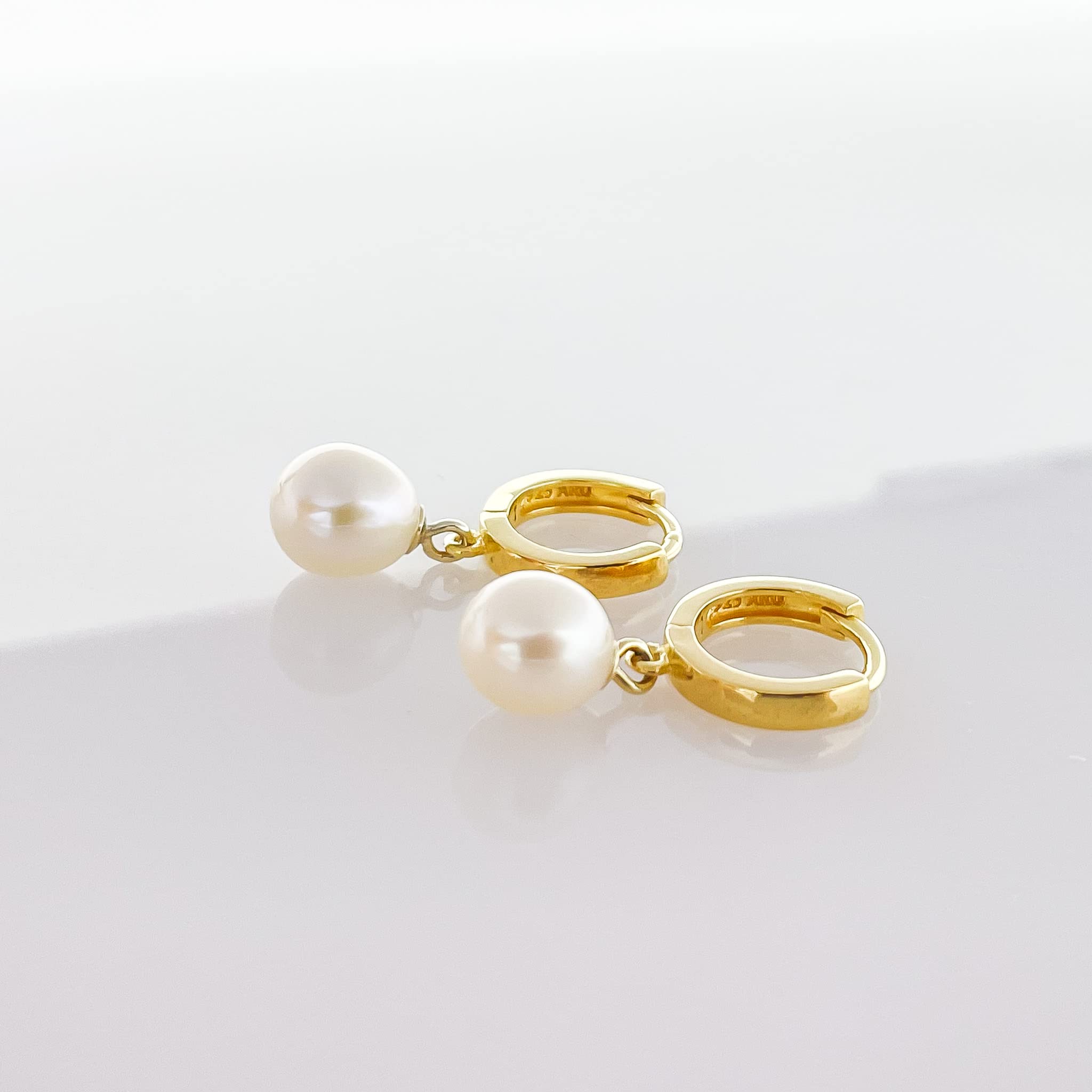 Mary & Jules Perlenohrringe Gold aus 925 Sterling Silber, aus recyceltem Silber, kleine Creolen mit Perlen Anhänger, schlichte Süßwasserperlen Ohrringe Damen, Echtschmuck Ohrstecker vergoldet