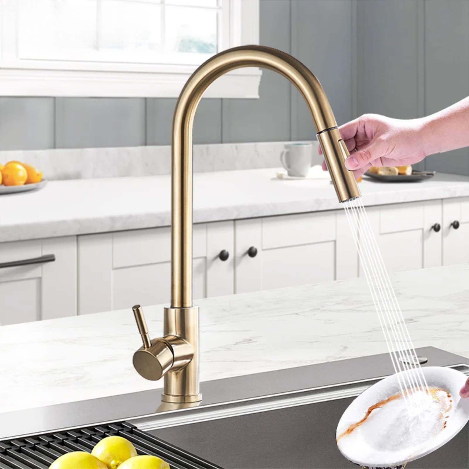 Robinet d'évier de cuisine doré or brossé au design moderne chic