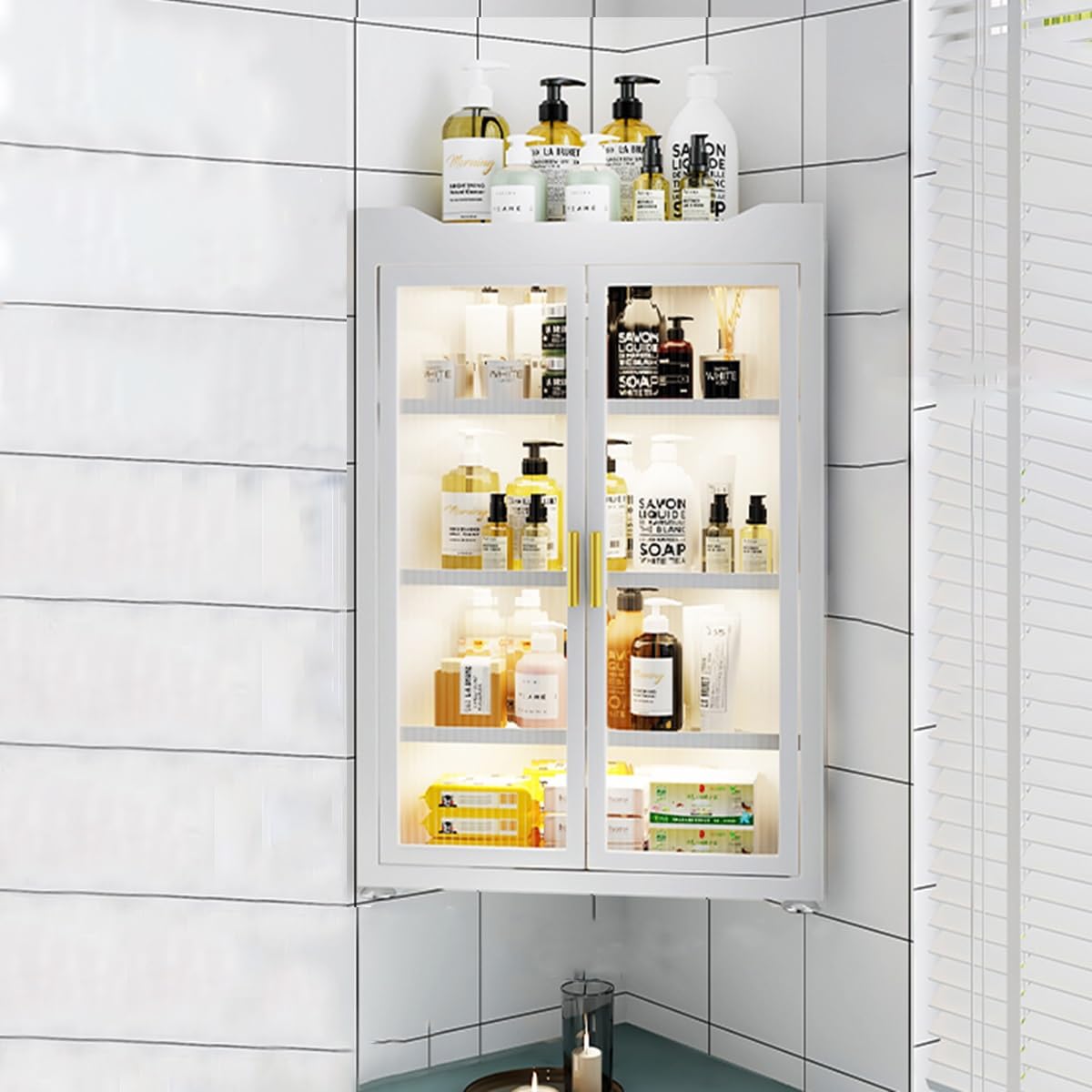 Armoire d'angle haute blanche pour libérer l'espace encombré des WC