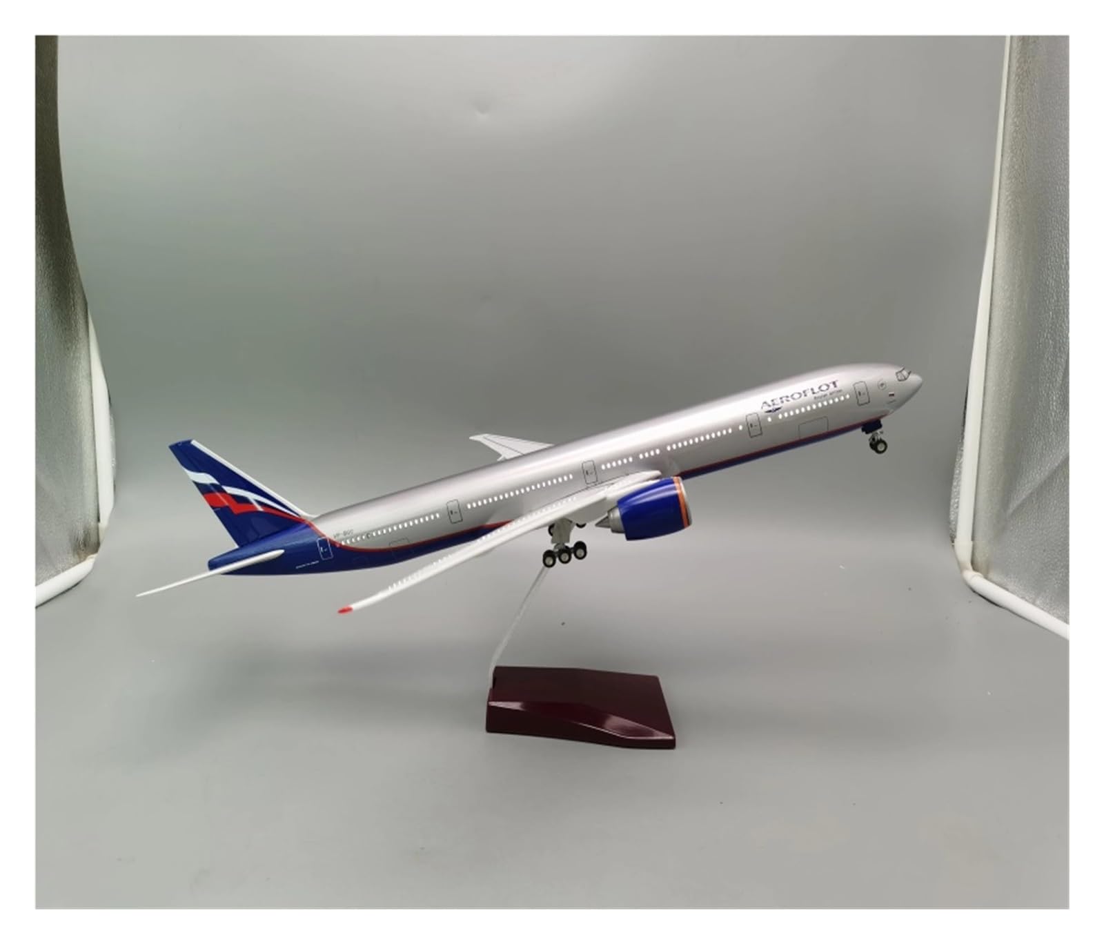 Aereo in Metallo pressofuso 47 cm Scala 1/157 per Modello di Aereo B777 Modello di Aereo Russo W Carrello di atterraggio con Luce e Ruota per Raccolta ed Esposizione (con Luce)