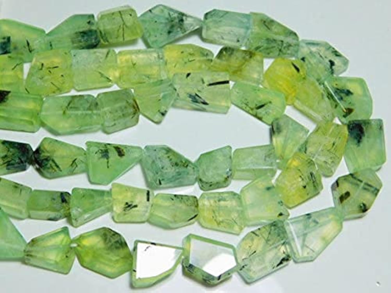 Prehnite à tourmaline en grosses pépites facettées haut de gamme pour bijoux