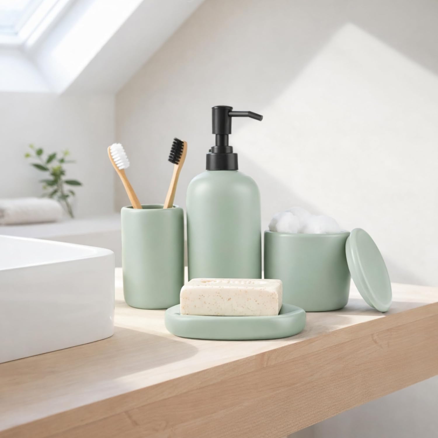 Ava Nord Set di Accessori per il Bagno in Ceramica | 4 Pezzi | Verde | Dispenser di sapone + Portaspazzolino + Porta-sapone + Bicchiere, design scandinavo elegante, resistente ai graffi, durevole