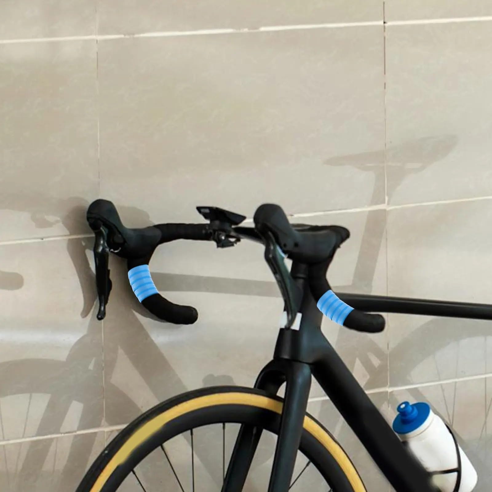 2-częściowy antypoślizgowy pasek na kierownicę motocyklową, amortyzującą, antypoślizgową i wygodną kierownicą do roweru szosowego, górskiego i crossowego.