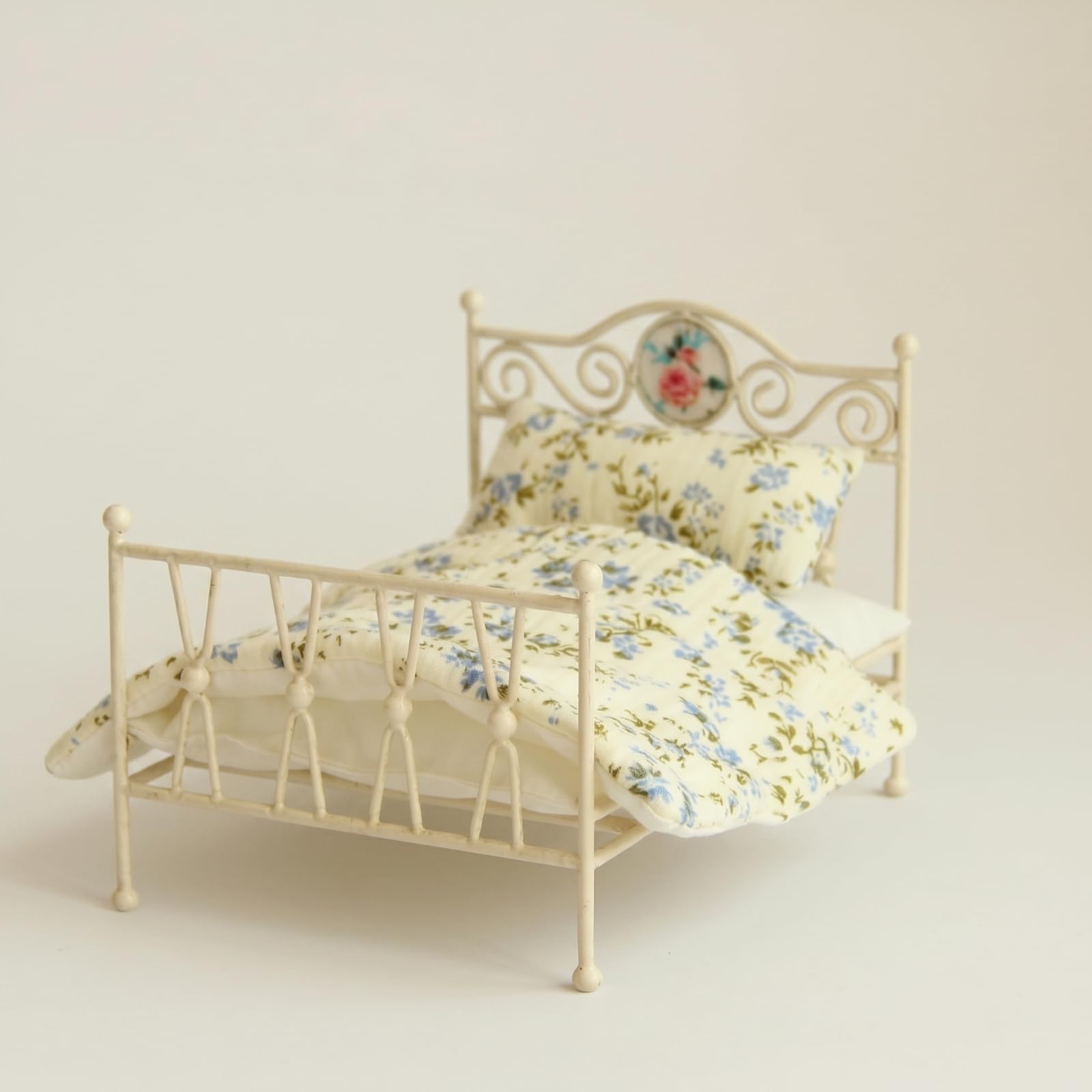 Letto in Miniatura Letto Bambola Letto, Nero, Letto In Ferro Retrò Con Biancheria Da Letto In Pizzo