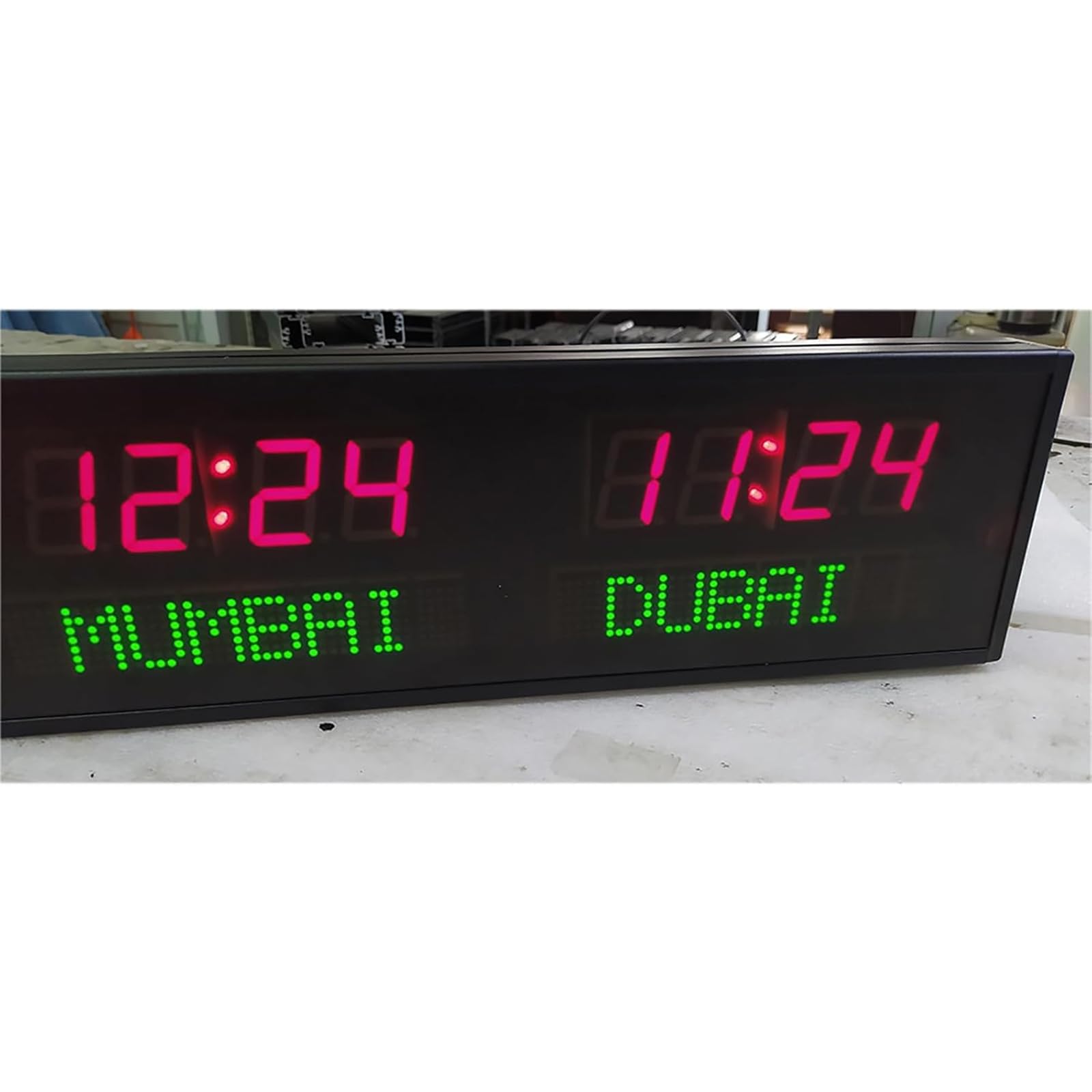 Zegar ścienny z 4 strefami czasowymi, cyfrowy zegar LED World TimeZone z pilotem zdalnego sterowania, zmienny miasto, 3-stopniowa regulacja jasności, połączenie WiFi, 3 tryby instalacji, na