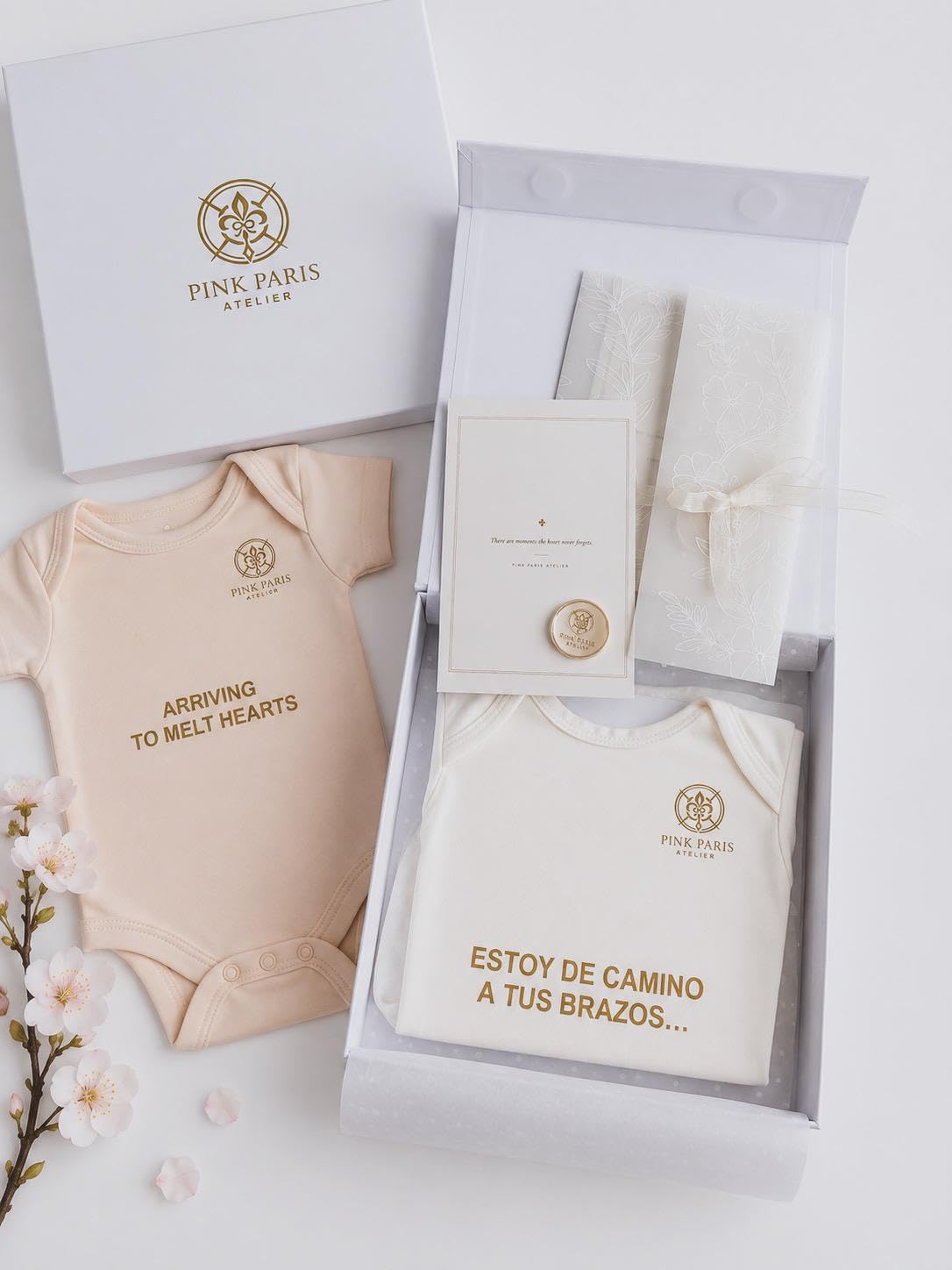 Caja Hýlē | Caja de regalo para anunciar el embarazo con frase en body de bebé y tarjeta de recuerdo en Español