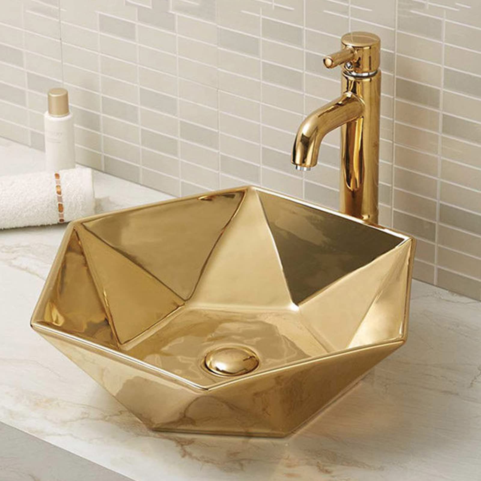 カウンターの上に金色の浴室の器の流し、贅沢な浴室の磁器の