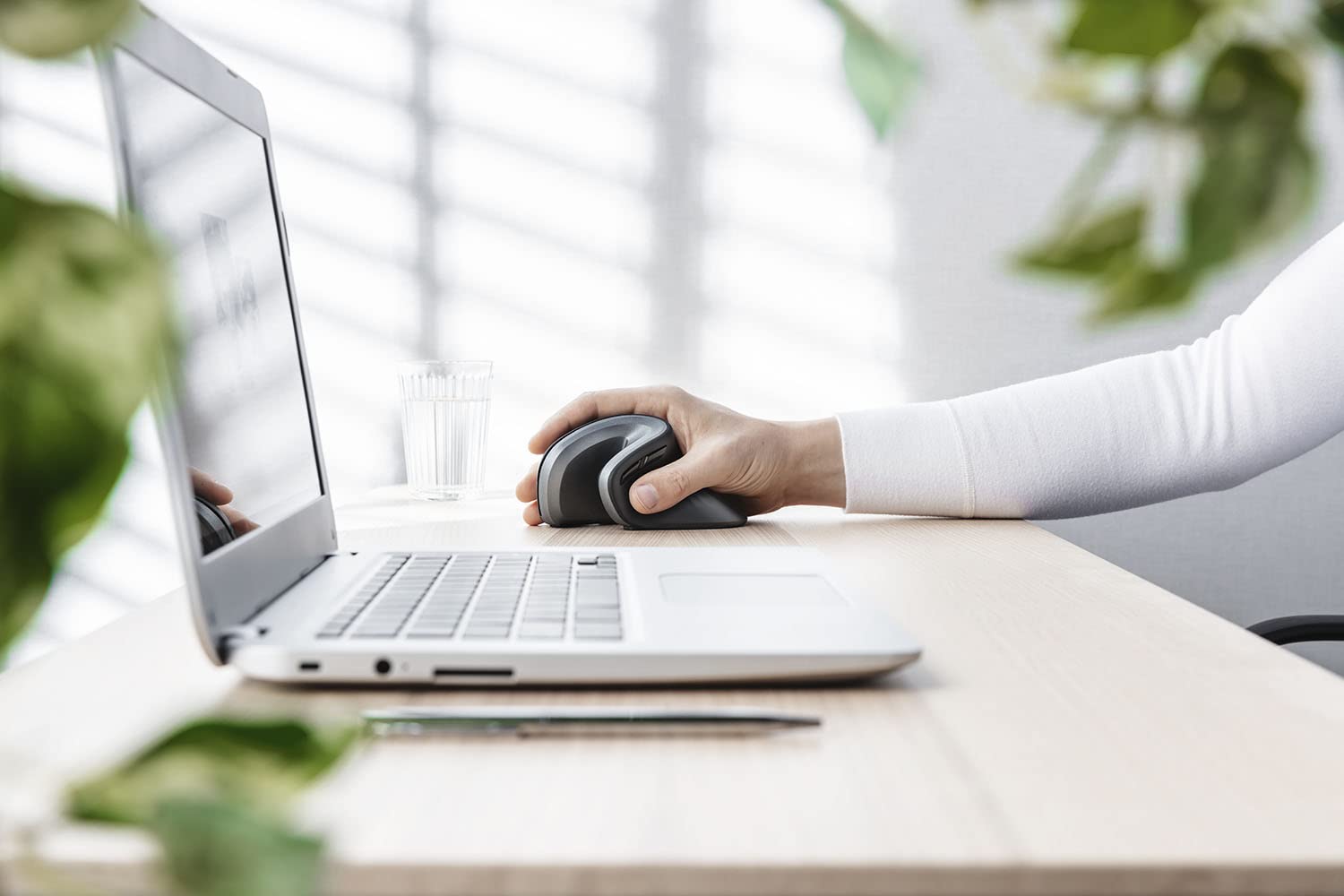 Trust Verro Mouse Wireless Ergonomico, Leggero, Design Ergonomico, Angolo Verticale di 60°, 2 Pulsanti, 600-1600 DPI, Microricevitore USB Riponibile, 10m, Mouse per PC, Laptop - Nero