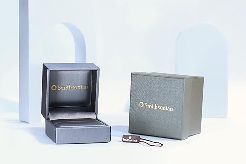 Miniatura 4 de Gin and Grace en colaboración con la colección del Museo Smithsonian, presenta el collar de hojas de esmeralda Triumph en oro amarillo de 14