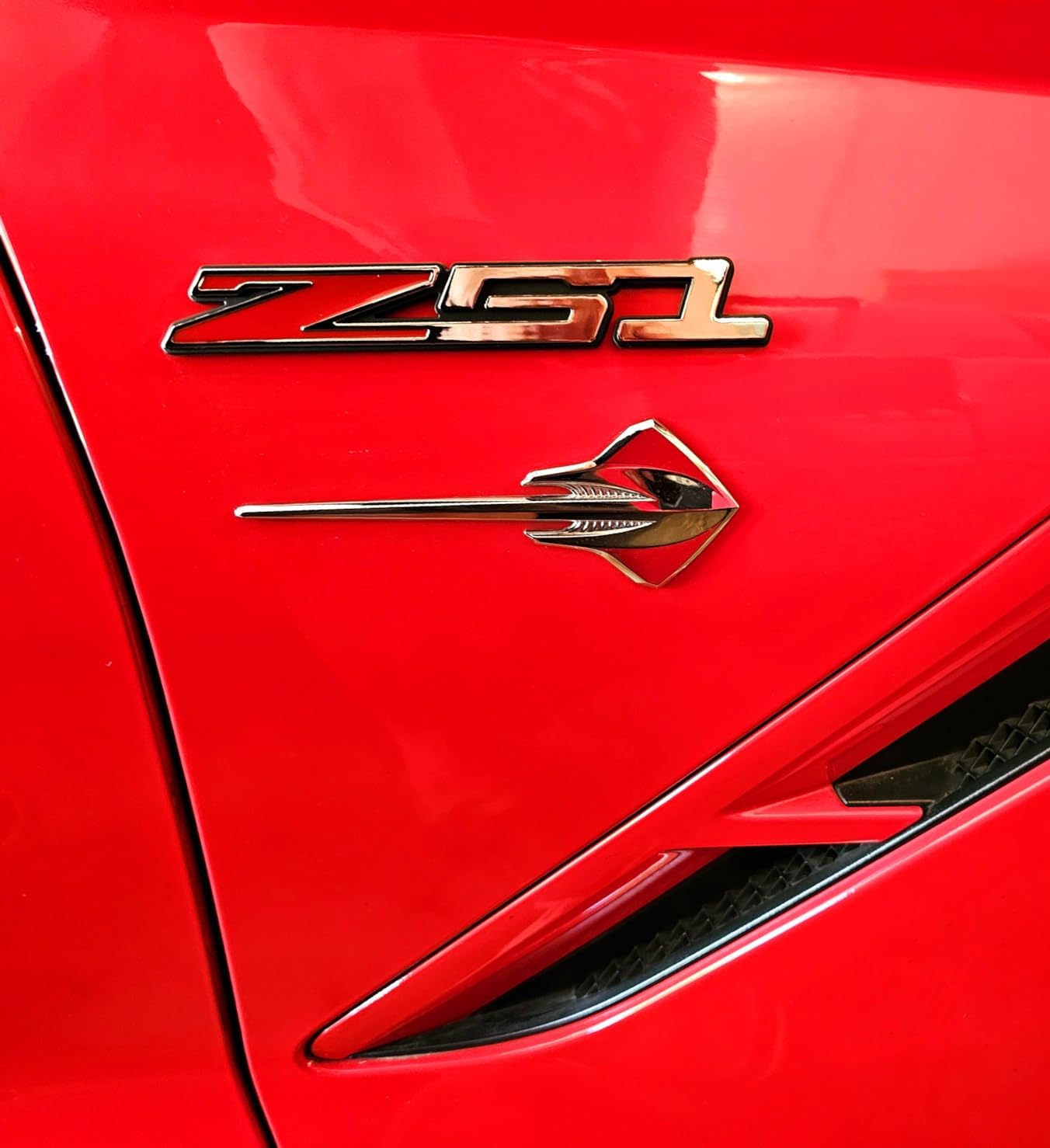 2 sztuki emblematów samochodowych Z51 z imieniem, tabliczka z nazwiskiem 3D, kompatybilne z C5 C6 C7 Corvette (czerwone)