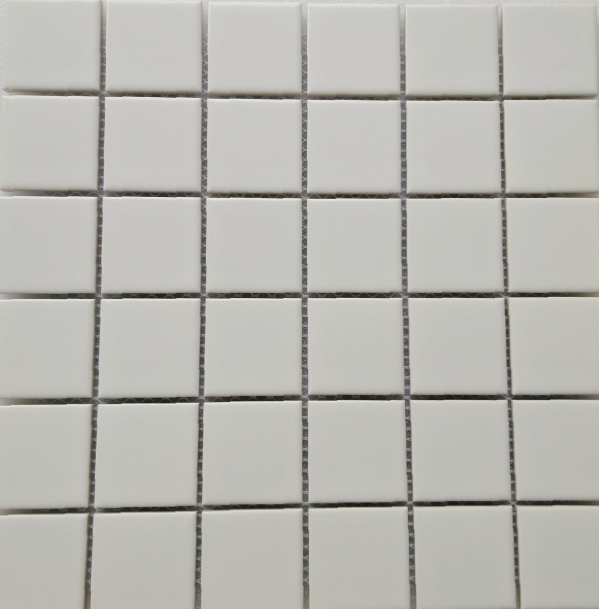 Modelo U001 (BLANCO HUESO) Mosaico enmallado de Porcelanico Todo Masa, sin esmalte, antideslizante. Medida 4,8x4,8cm. Pegado en mallas de 30x30cm.