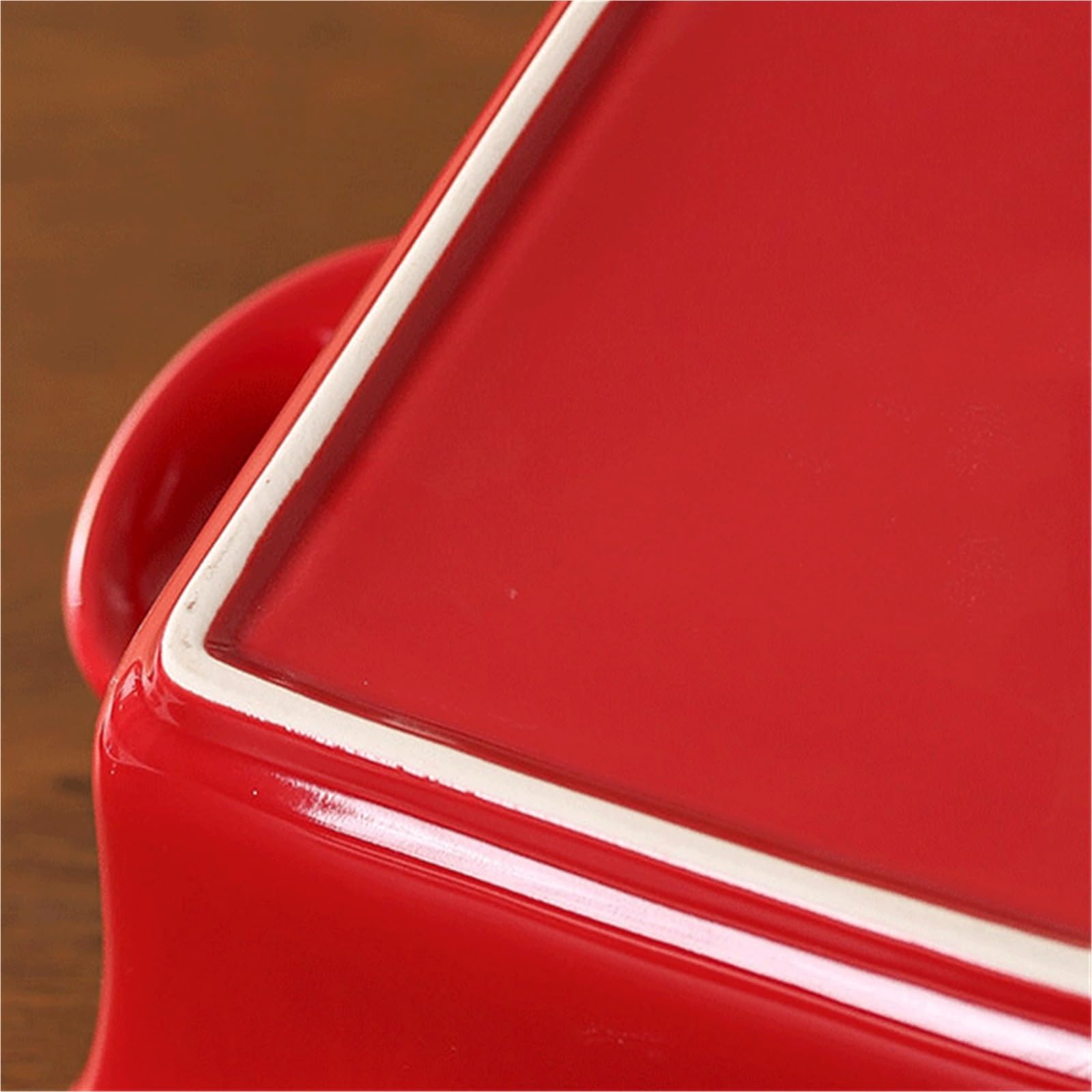 plat de cuisson en céramique rouge vintage avec bords ondulés Pain