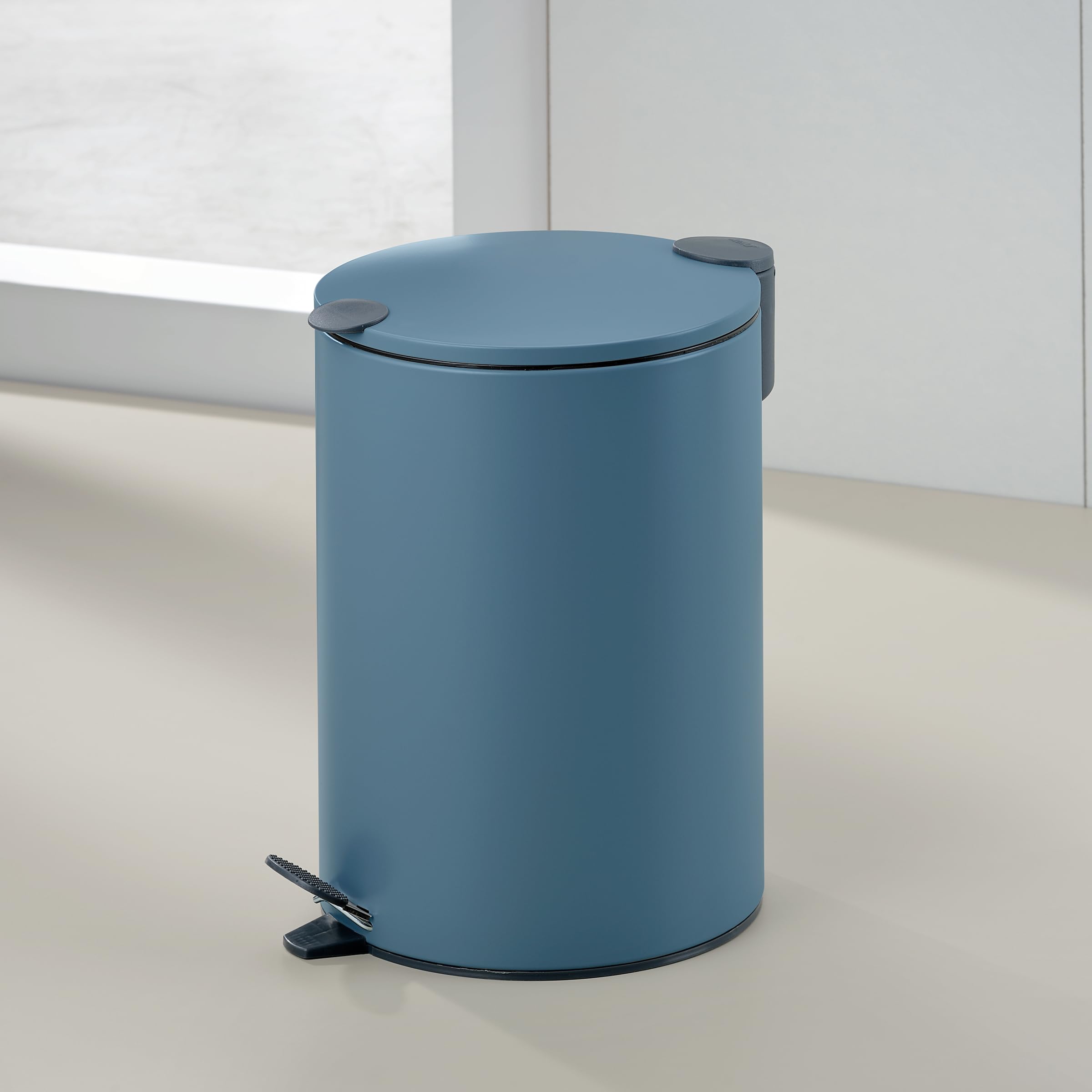 kela Secchio per cosmetici 3 l blu opaco, coperchio con chiusura silenziosa, pattumiera a pedale per bagno MATS, pattumiera da bagno con secchio interno e manici per il trasporto