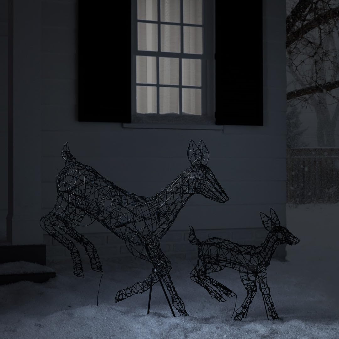 Lights4fun 2er-Deko-Set Harlow Springende LED-Rentiere | Hirschkuh & Rehkitz | Solarbetrieben | Fernbedienung & Timer | Weihnachtsbeleuchtung Rattan Außen Weihnachtsfigur | 102 cm & 60 cm