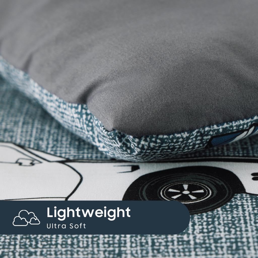 Wake In Cloud - Juego de ropa de cama para niños pequeños, juego de cama suave de 4 piezas para cuna que incluye edredón, sábana bajera, sábana encimera y funda de almohada, coches de carreras