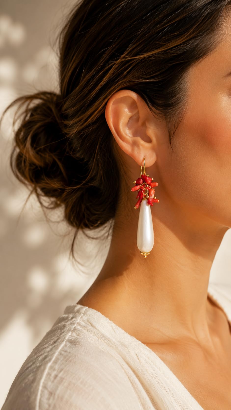Orecchini con Perle di Maiorca e Corallini Rossi – Orecchini Pendenti Donna Fatti a Mano, Bijoux Artigianali Eleganti, Made in Italy