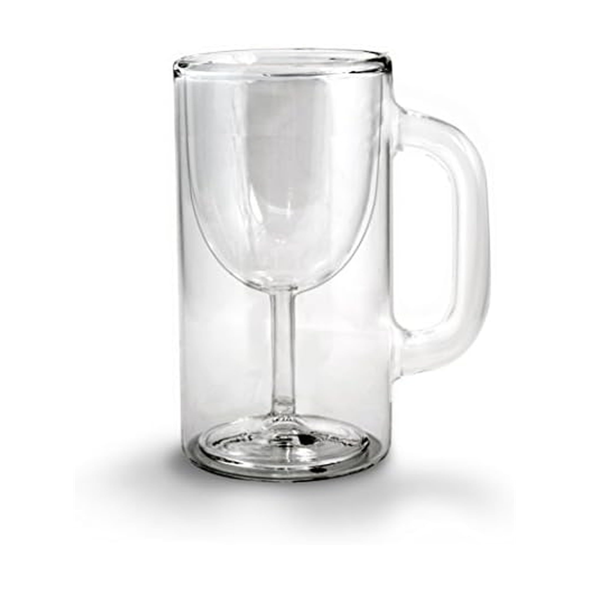 Jarra de cerveza con vaso de vino al interior