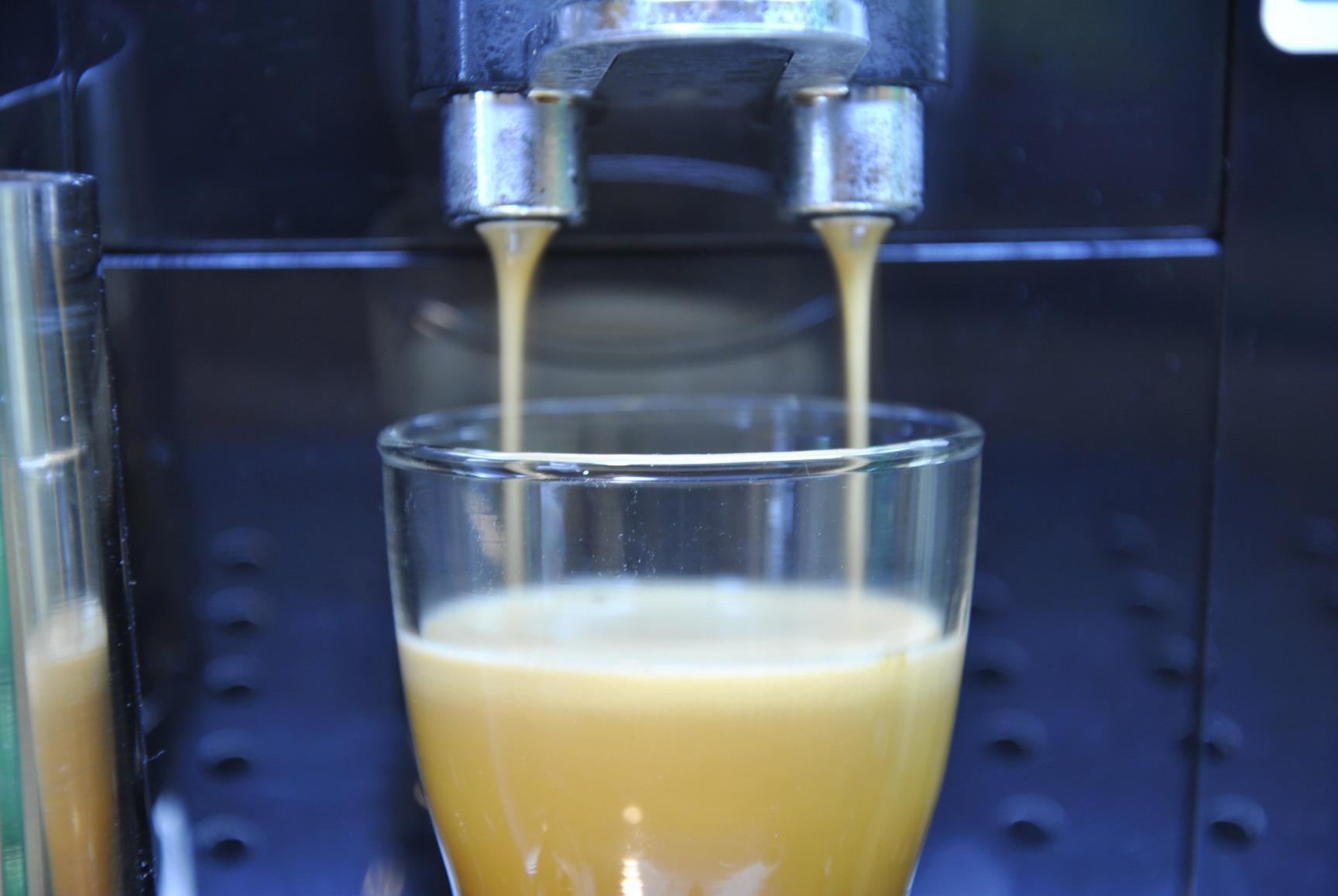 Treuer Vollautomat seit über 2 Jahren. Einfache Reinigung.Frisch duftender Kaffee auf Knopfdruck.