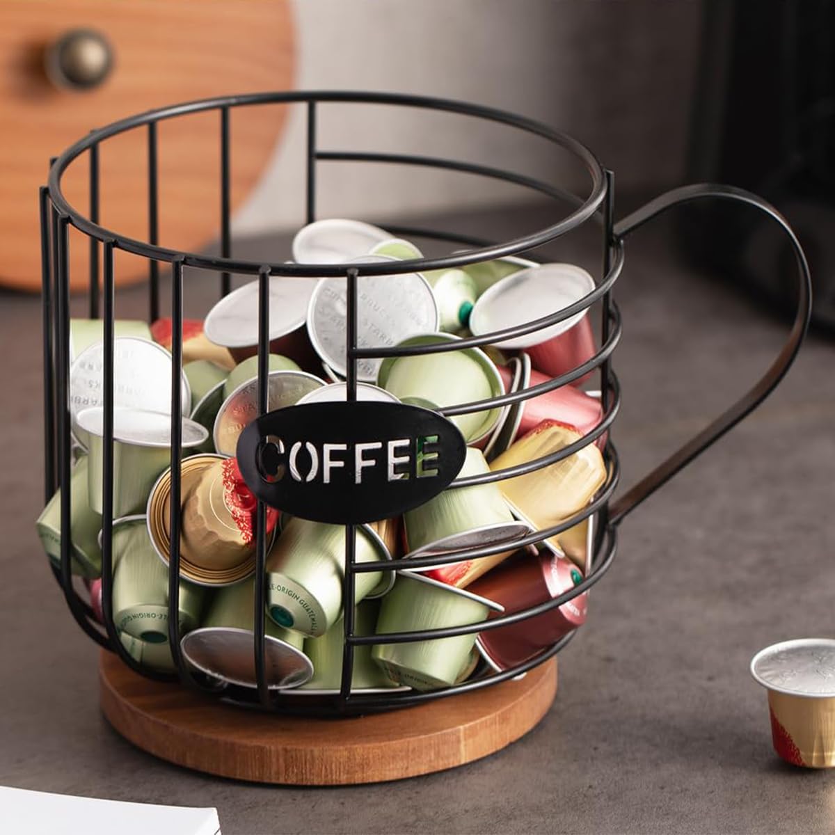 Sarini Organizer per cialde da caffè, Porta Capsule da caffè, Grande capacità, Cestino portaoggetti in Filo Nero con Base in Legno per Cucina e Ufficio