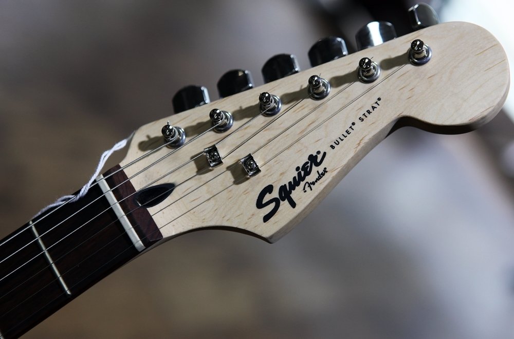 Guitarra Fender - Squier Bullet Strat - Arctic White