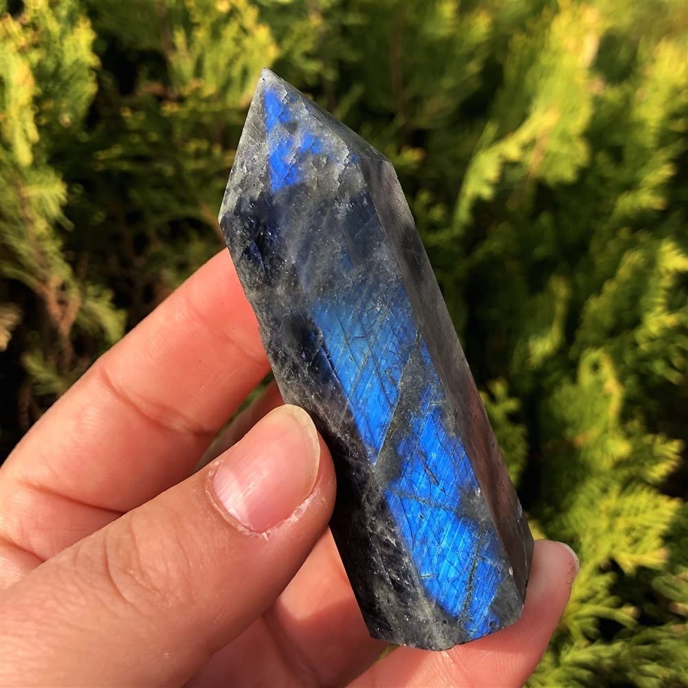 Tour de cristal en labradorite bleue : sublimez la décoration de votre chambre avec style