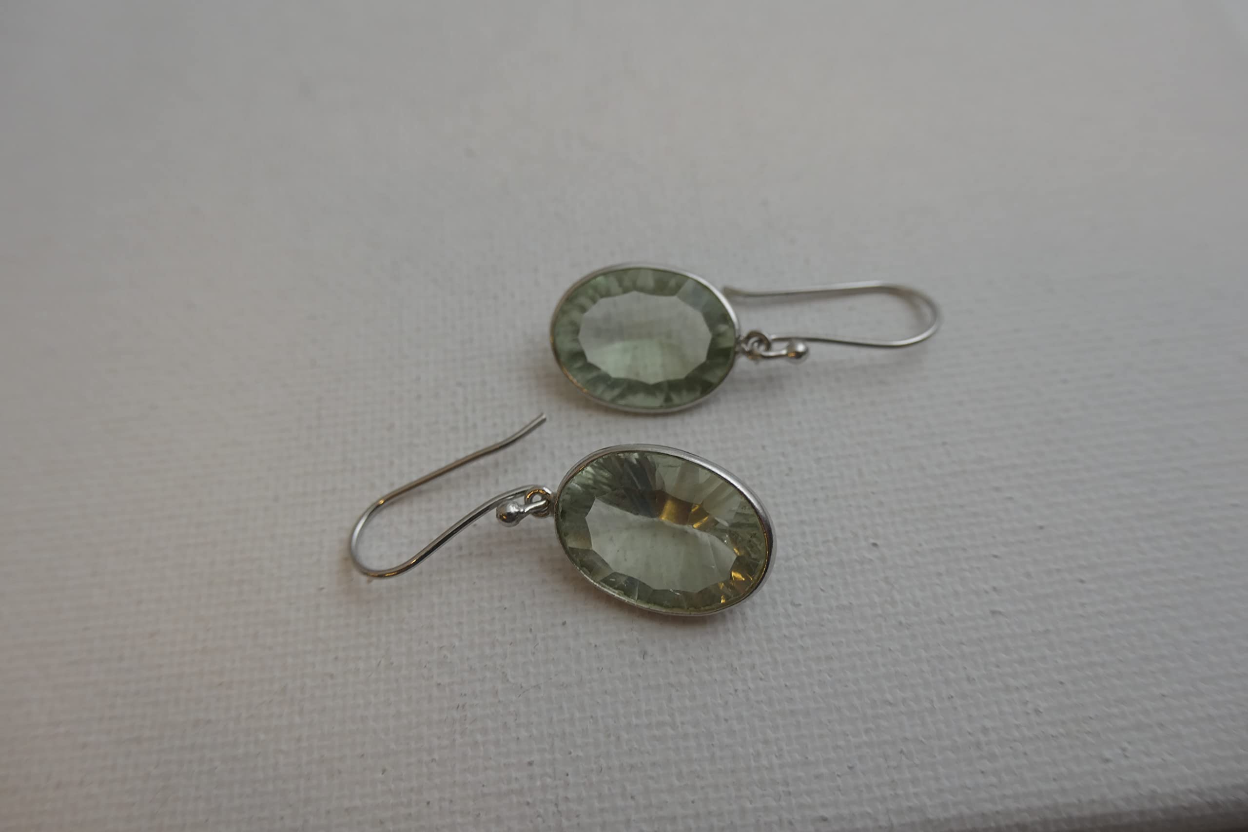 Pendientes de Plata de Ley con Amatista Verde | Diseño Elegante con Piedra Natural Facetada | Joyería Sofisticada para Mujer