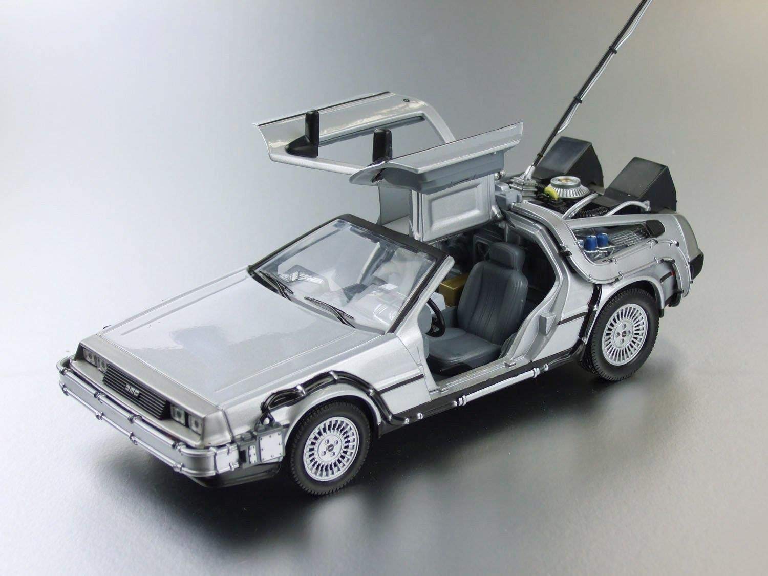 バックツーザフューチャーⅡ　デロリアン1/24 Amazon | WELLY 1/24 デロリアン DMC-12 (BACK TO THE FUTURE I) 完成