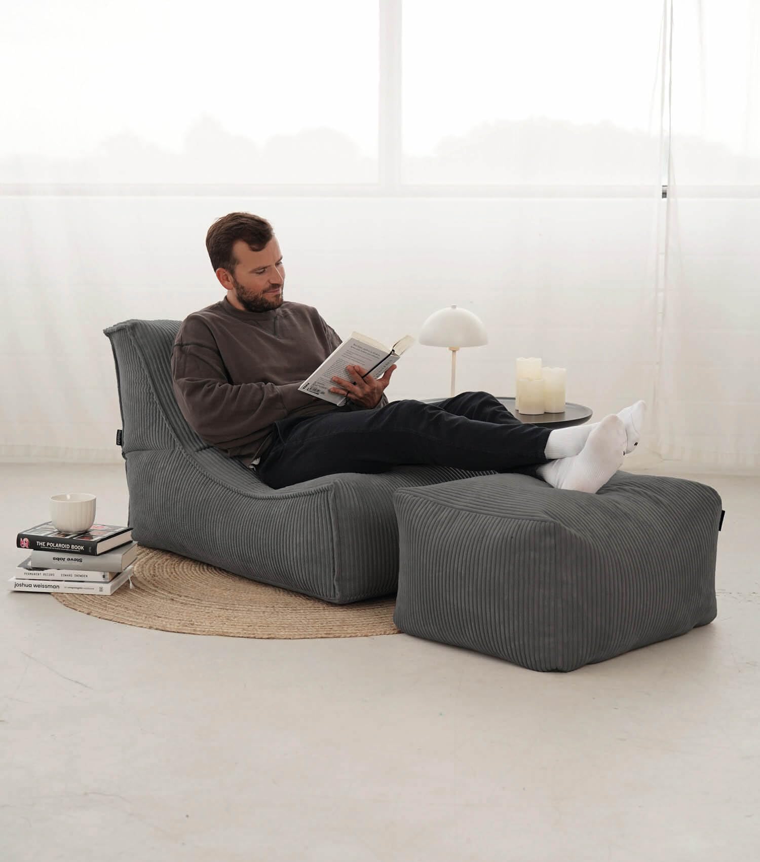 mokebo Sitzsack mit Hocker aus Cord 'Der Gelassene' Made in Germany, Bean Bag, Relaxliege, Bodenkissen mit EPS-Perlen Füllung, kuschelige & gemütliche Liege für Wohnzimmer & Wintergarten in Anthrazit