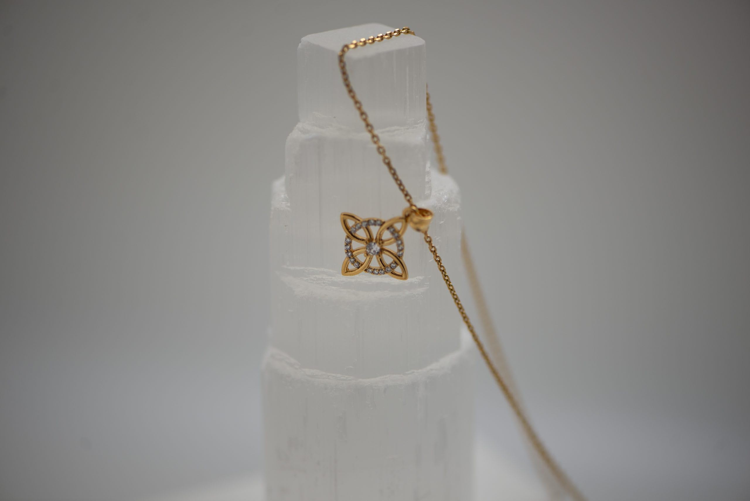 Colgante Nudo de Bruja Chapado Oro 18K y Circonitas