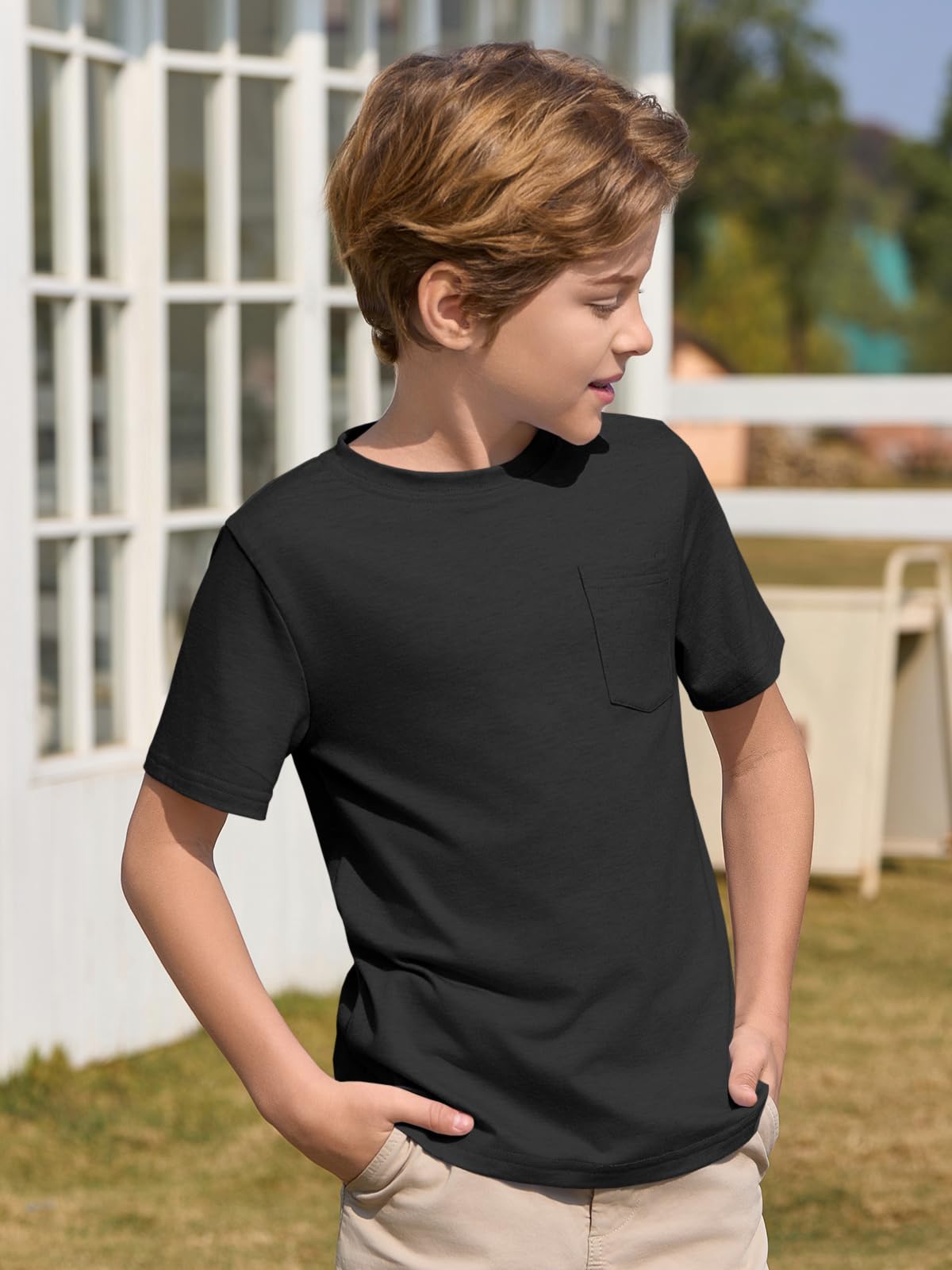 Haloumoning Camiseta de manga corta con cuello redondo para niños, para verano, lisa, ligera, ajuste regular, camisetas deportivas, informales, básicas, con bolsillo en el pecho, 5-14 años — view 2