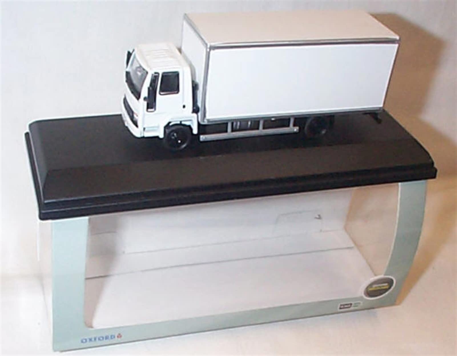 oxford ford cargo box van white lorry 1.76 scale diecast model