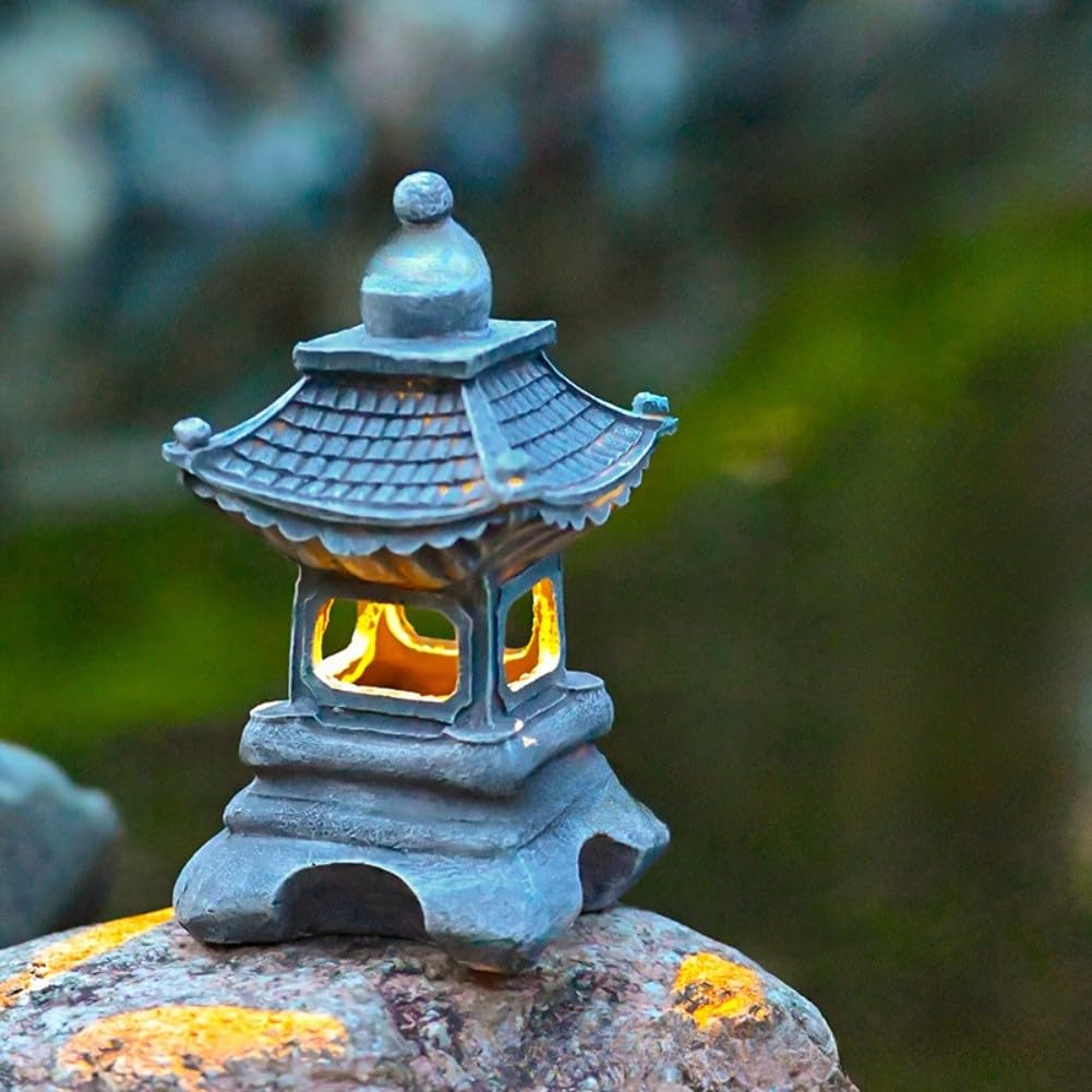 Lanterna solare da giardino a forma di pagoda con dettagli in muschio, resistente alle intemperie e ai raggi UV, design zen giapponese per esterni, terrazze e paesaggi, 34 cm