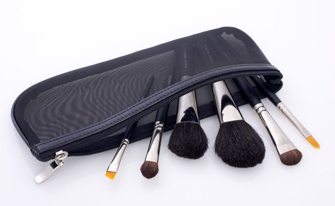 Chic Mom Makeup Brush Kit - 6 Pcs Premium Synthetic Vegan Bristles for Easy & Precise Application, Travel Friendly, Cruelty Free with Mesh Brush Bag by Mommy Makeup