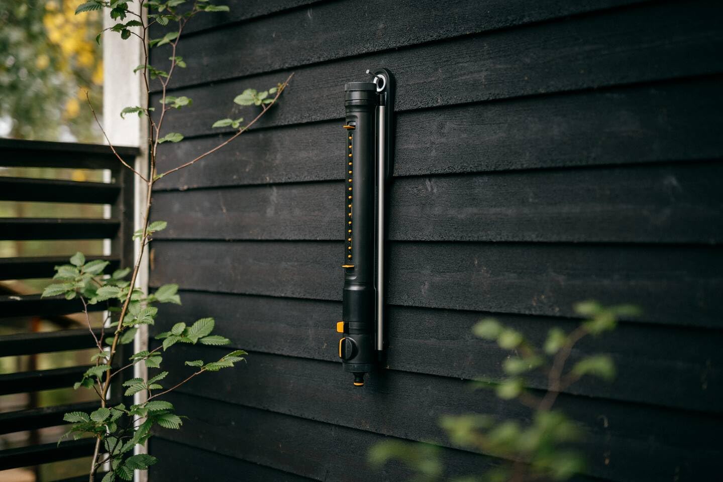 Fiskars X-Series Irrigatore Oscillante S-M | Comprensivo di filtro estraibile e strumento per la pulizia degli ugelli, Irrigazione di 150-300 m², Nero/Arancio, 1070832