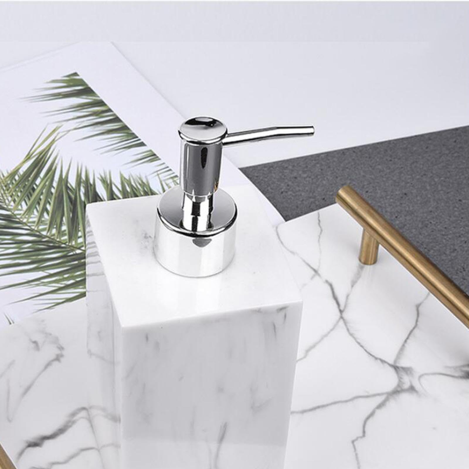 Set portaspazzolino bianco e portaspazzolino con superficie liscia in marmo, elegante lavandino, accessori multifunzionali