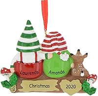 Vista 1 de Adorno personalizado en 3D de nuestra primera Navidad 2025 Adornos personalizados de gnomos para parejas en troncos, hongo y setas, adorno 2025