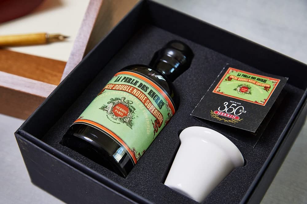 Jacques Herbin 27909T - Un coffret encrier spécial 350 ans comprenant un encrier en porcelaine, une notice et un flacon d'encre 100 ml couleur Perle noire