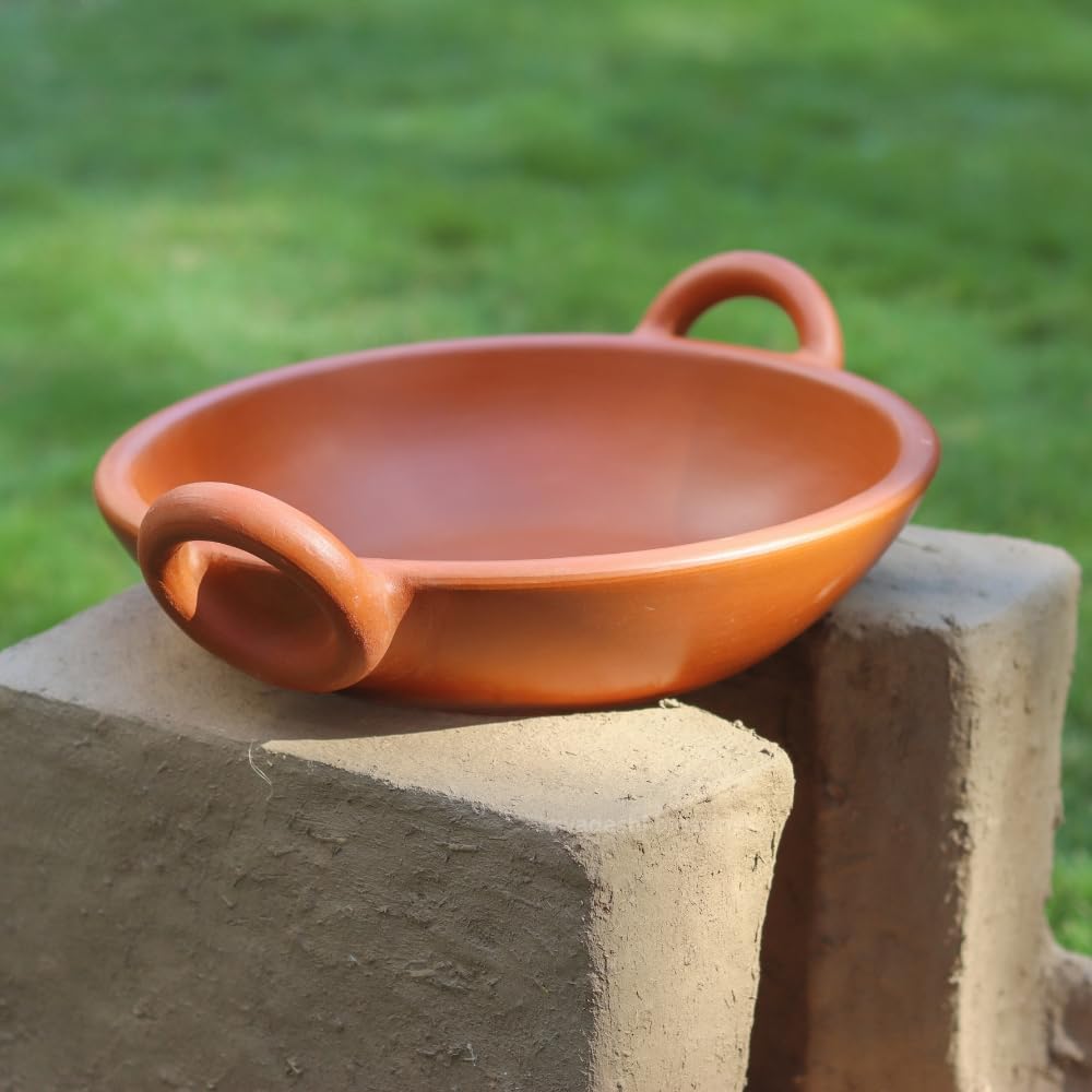 SWADESHI BLESSINGS Gamma esclusiva fatta a mano per argilla/Mitti/Earthen Kadai per cucinare, 1,8 litri (con tonalità di cottura naturale e lucentezza a specchio) + supporto in foglia di palma (rosso