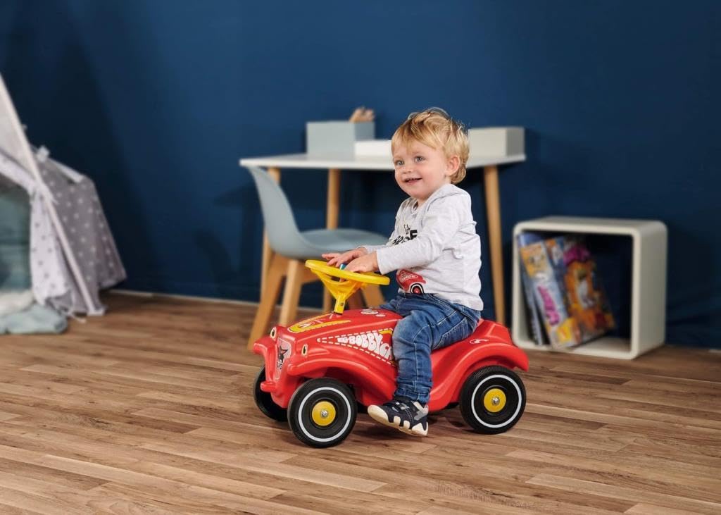 BIG-Bobby-Car-Classic Vigili del fuoco per bambini con adesivi in design pompiere, per ragazzi e ragazze, portata fino a 50 kg, veicolo antiscivolo per bambini a partire da 1 anno, Eor