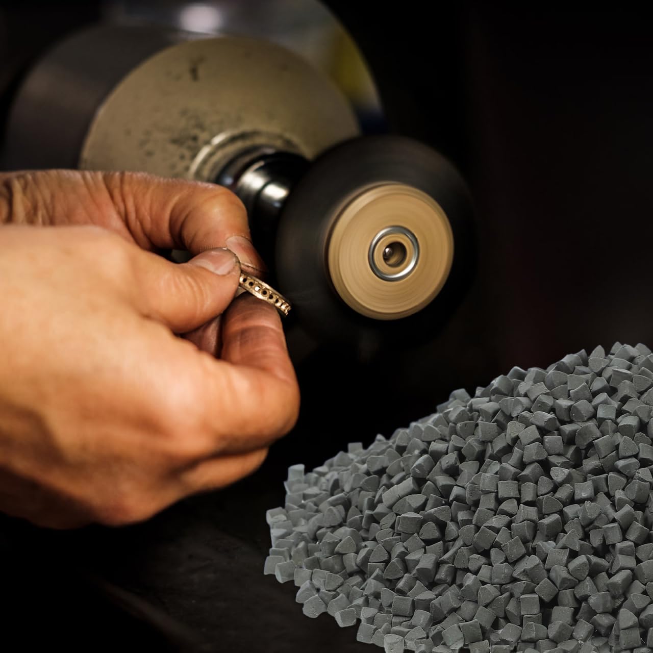 ABOOFAN Matériaux Abrasifs Triangulaires 4 Mm 500 G pour Machine à Polir en Tonneau, Abrasif pour Polissage Bijoux et Pierres, Médias de Culbutage Polyvalents pour Polisseur Industriel