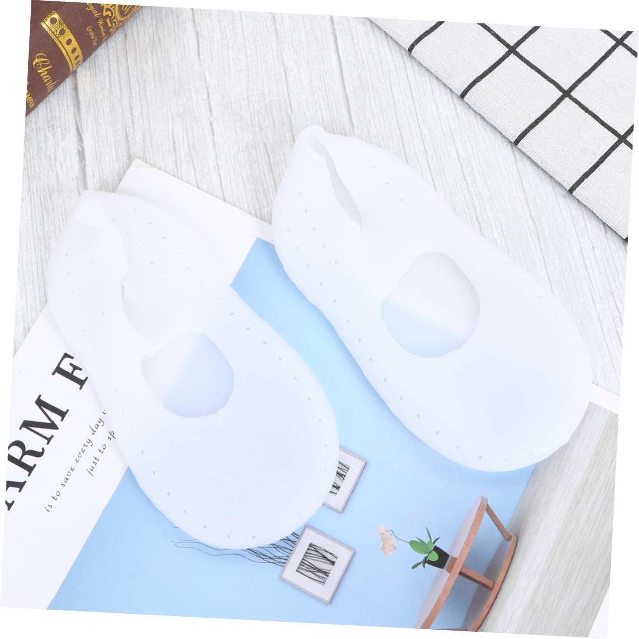 Outanaya 1Pair Boat Socks Elastic Breathable Hole Socks for Men Women for Beach Use Lightweight and Durable Design White