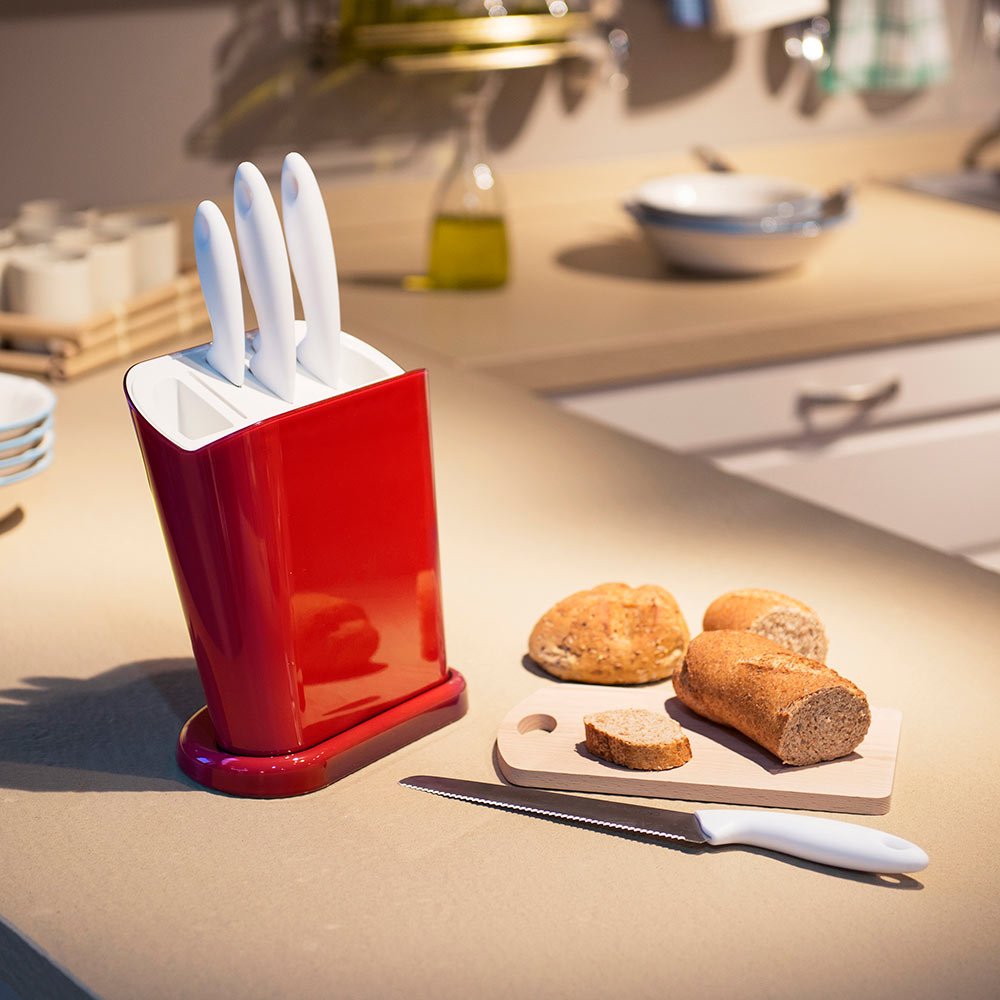 Omada Design Messerblock aus Polypropylen, Made in Italy, multifunktionaler Messerhalter mit Satz 5 Messerhalter für die Küche aus Edelstahl und Schneidbrett aus Holz. Linea Trendy, Gelbe Farbe | Set mit Ständer aus Kunststoff, komplett mit 5 Messern aus