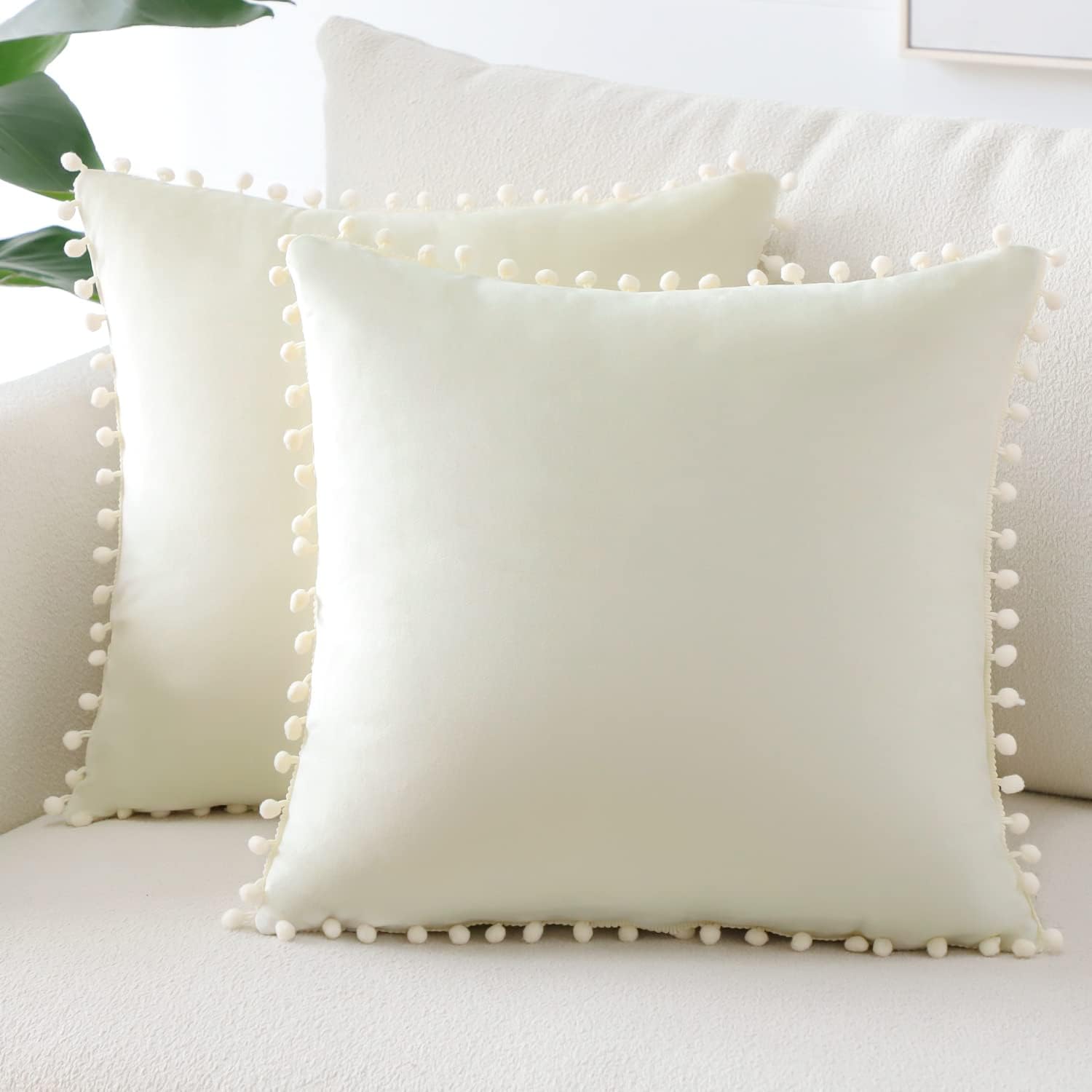 Sungeek Pack of 2 Decorative Cushion Covers Soft Velvet Pompoms Pillow