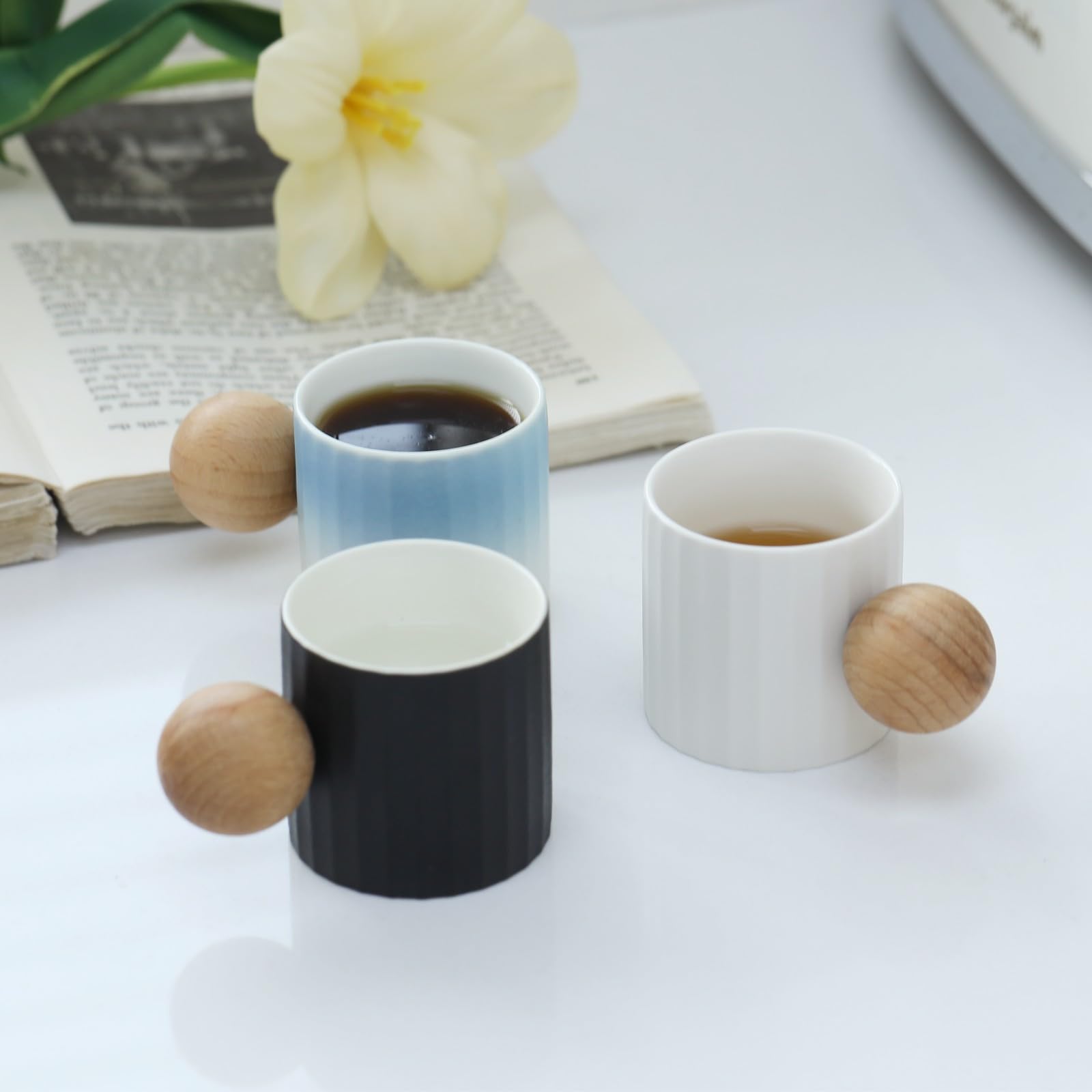 Espressotassen aus Keramik, 2er-Set, 57 ml, Mini-Espressotassen, runder Holzgriff, Streifen, Demitasse-Tassen für Tee oder Kaffee (2, weiß)