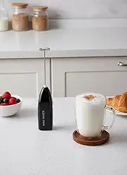 Mini Mixer Elétrico Misturador e Batedor de Bebidas, Portátil com Haste em Inox, Ideal para Fazer Espuma de Leite, Cappuccino, Café, Shakes e Drinks, Acessório Essencial de Cozinha. (preto)