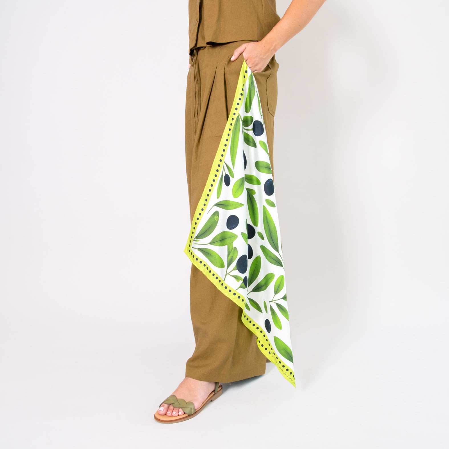 miMaO. Pañuelo de seda Natural estampado olivas