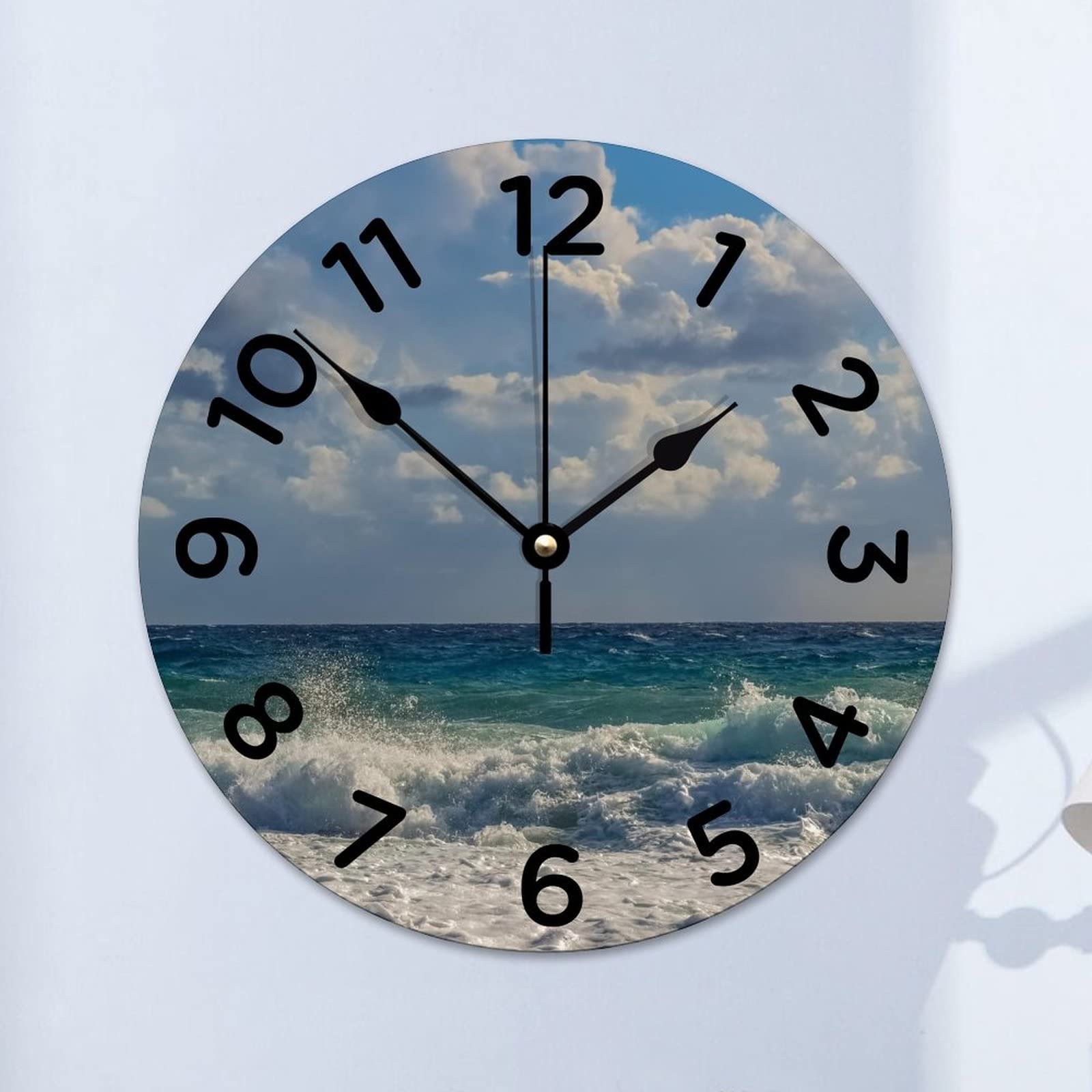 Horloge murale en bois à piles finis les fils visibles dans le salon